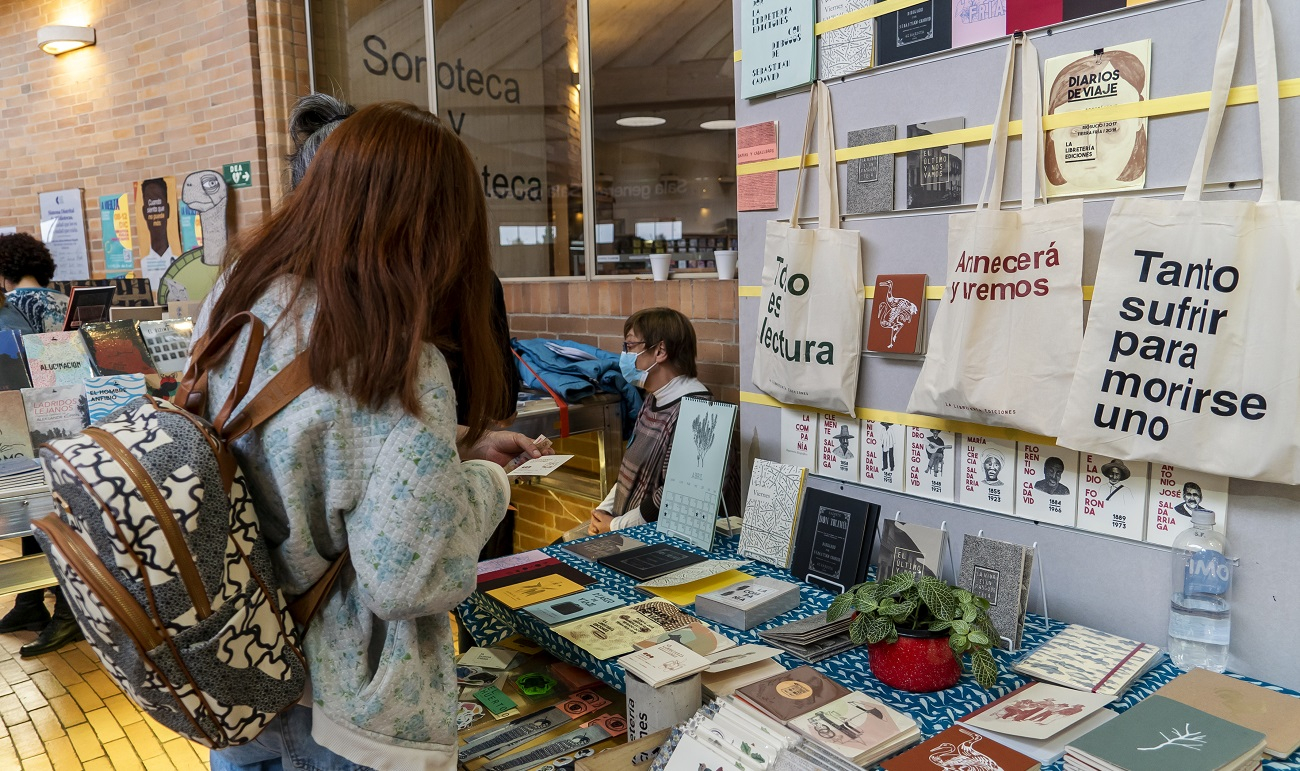 Mujer en feria de libros