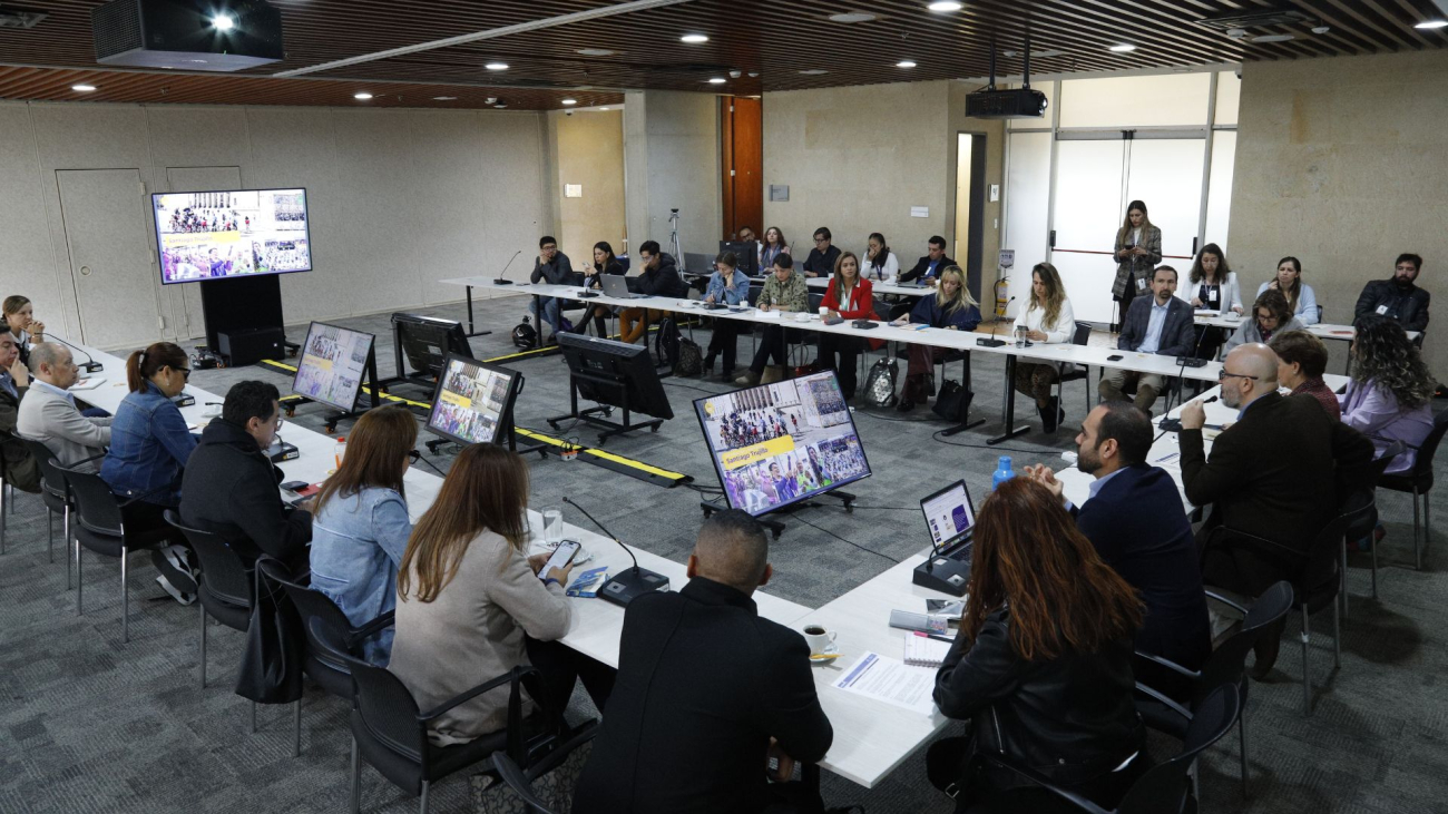 Voceros de las entidades distritales reunidos en una aula