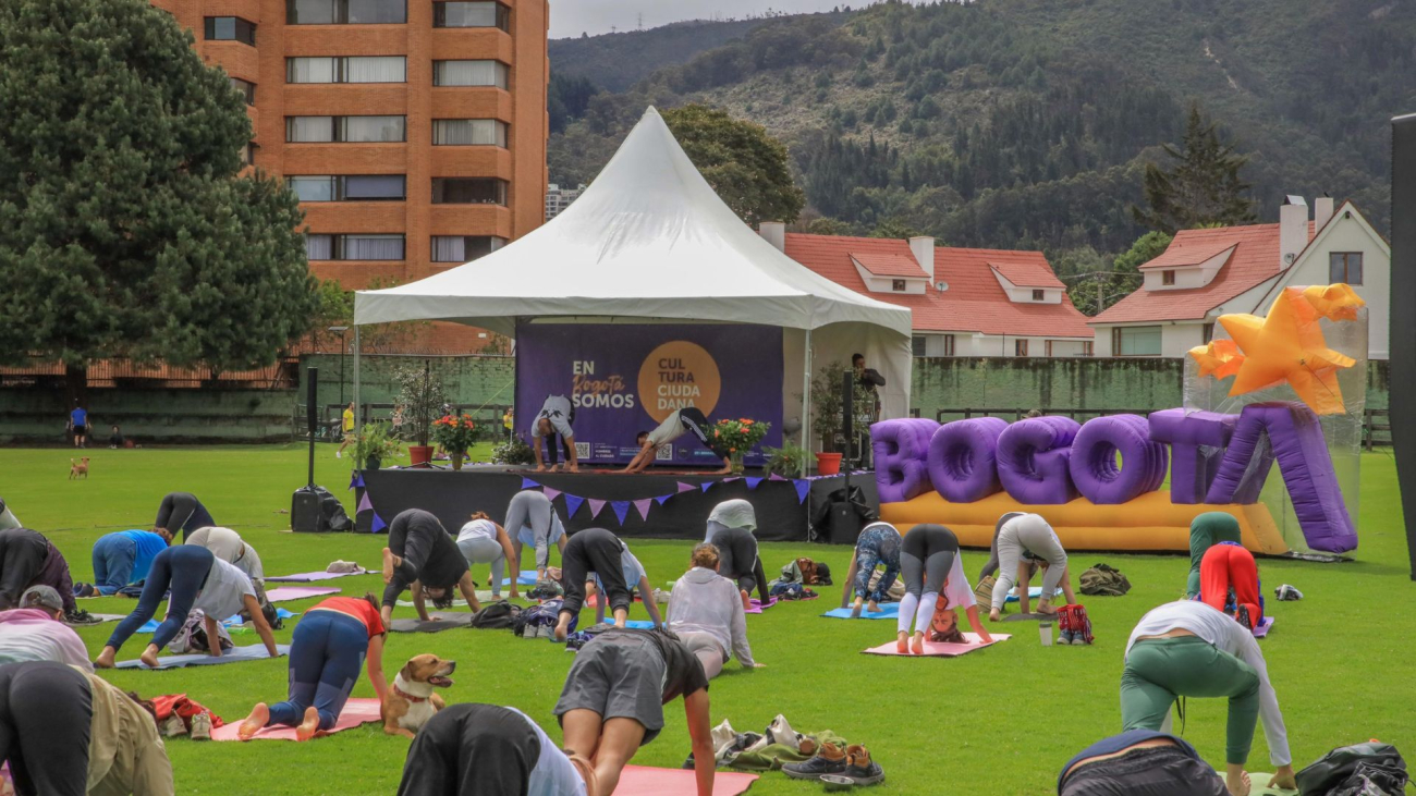 Personas haciendo yoga en Parque El Country