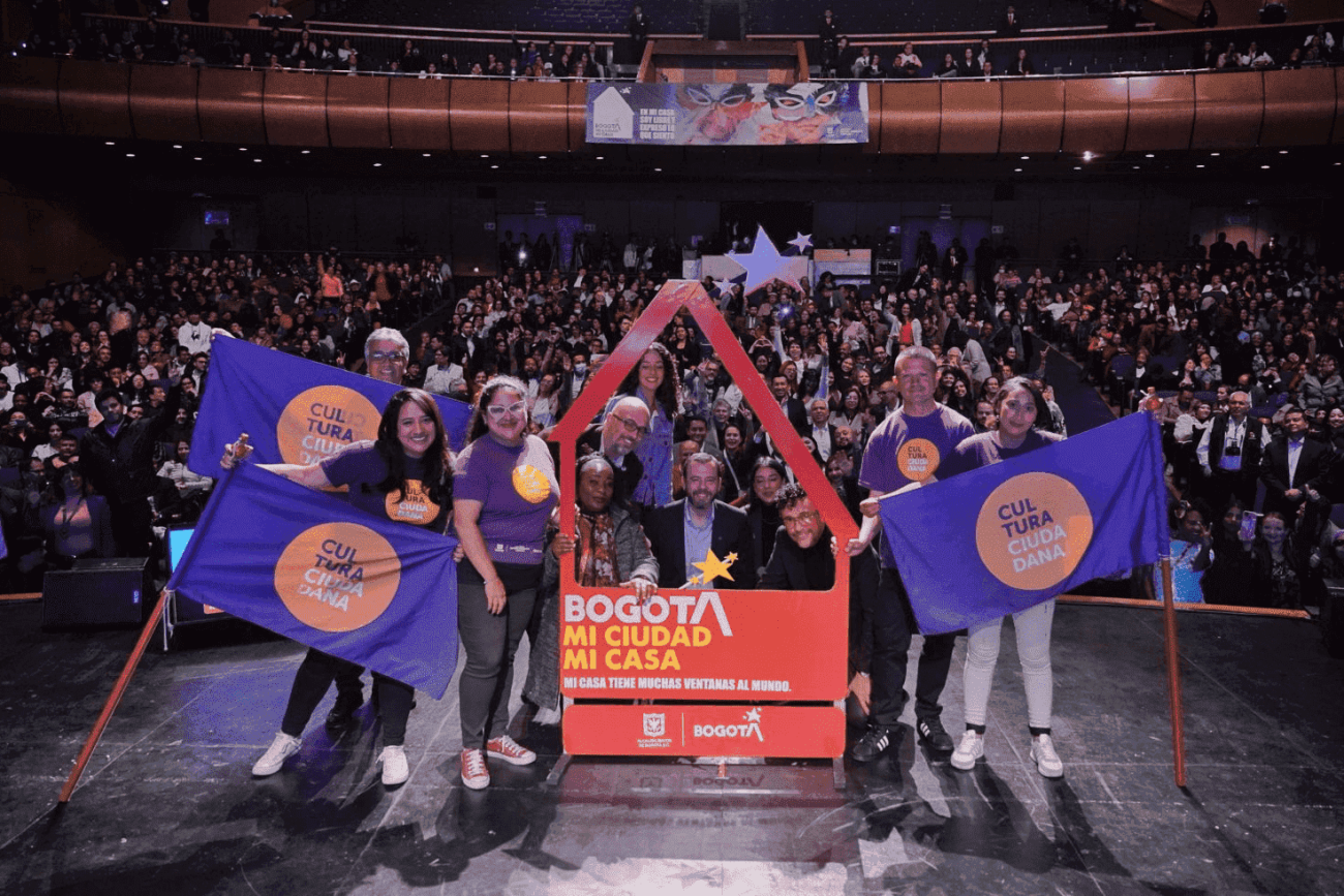 Foto del equipo de la Secretaría de Cultura con el teatro Jorge Eliécer Gaitán lleno de fondo