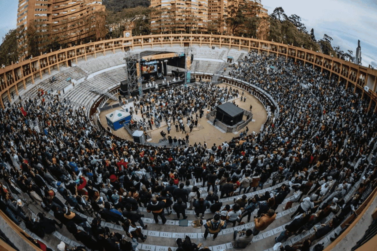 Plaza la Santamaría llena de público