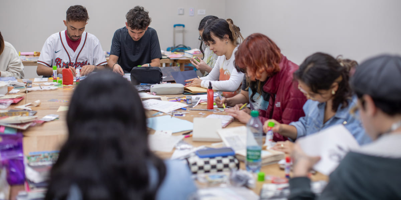 personas en aula haciendo manualidades