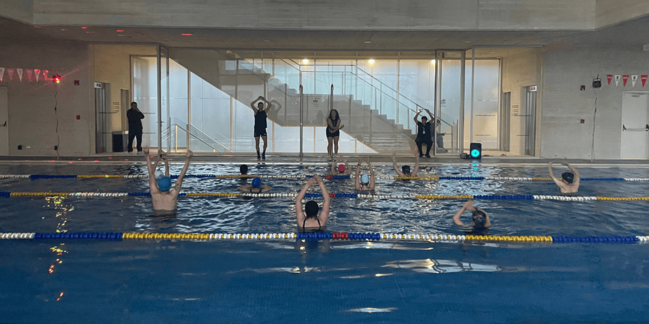Fotografía de una sesión de acuarumba en la piscina del centro felicidad chapinero