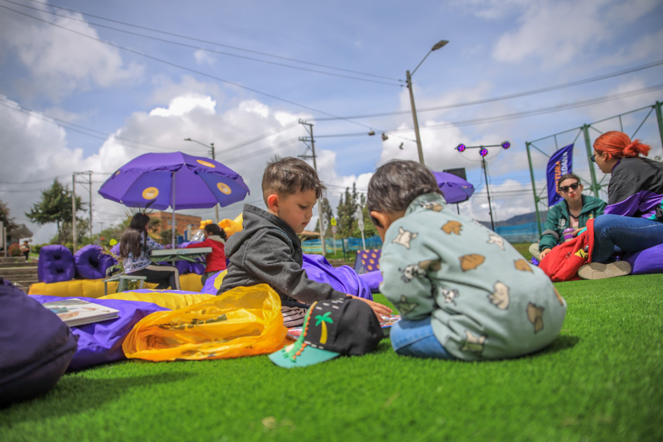 Niños en parque público