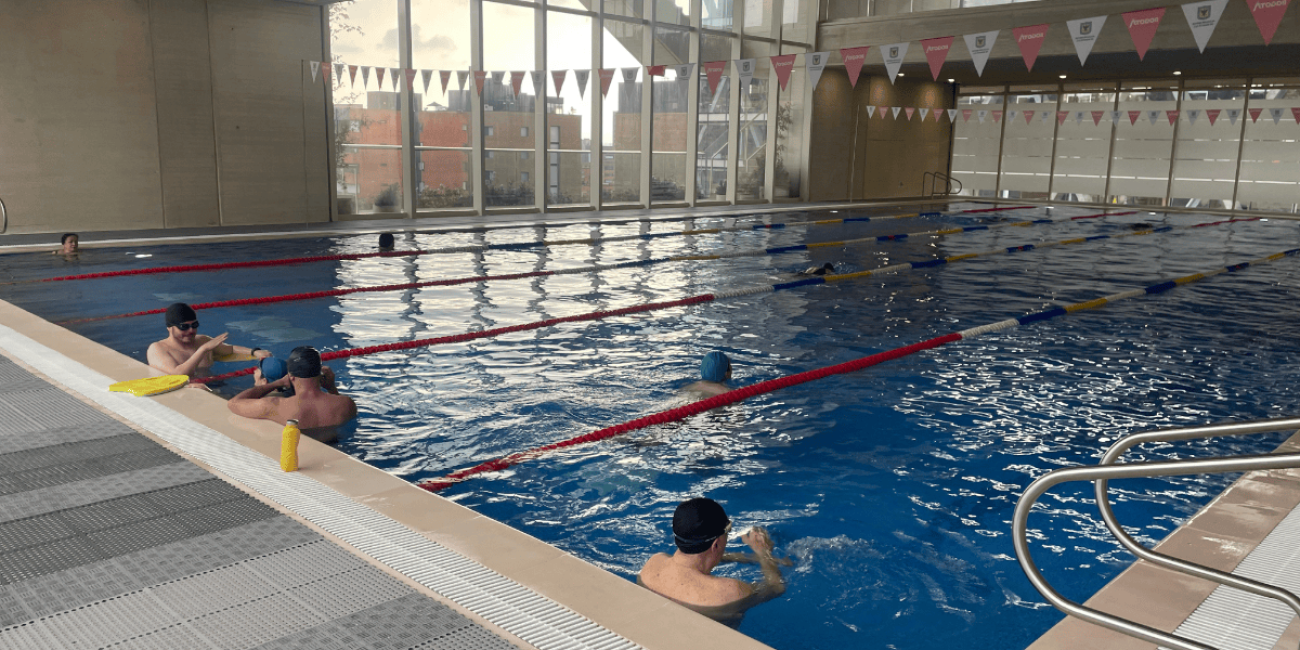 Fotografía de personas en práctica libre de piscina