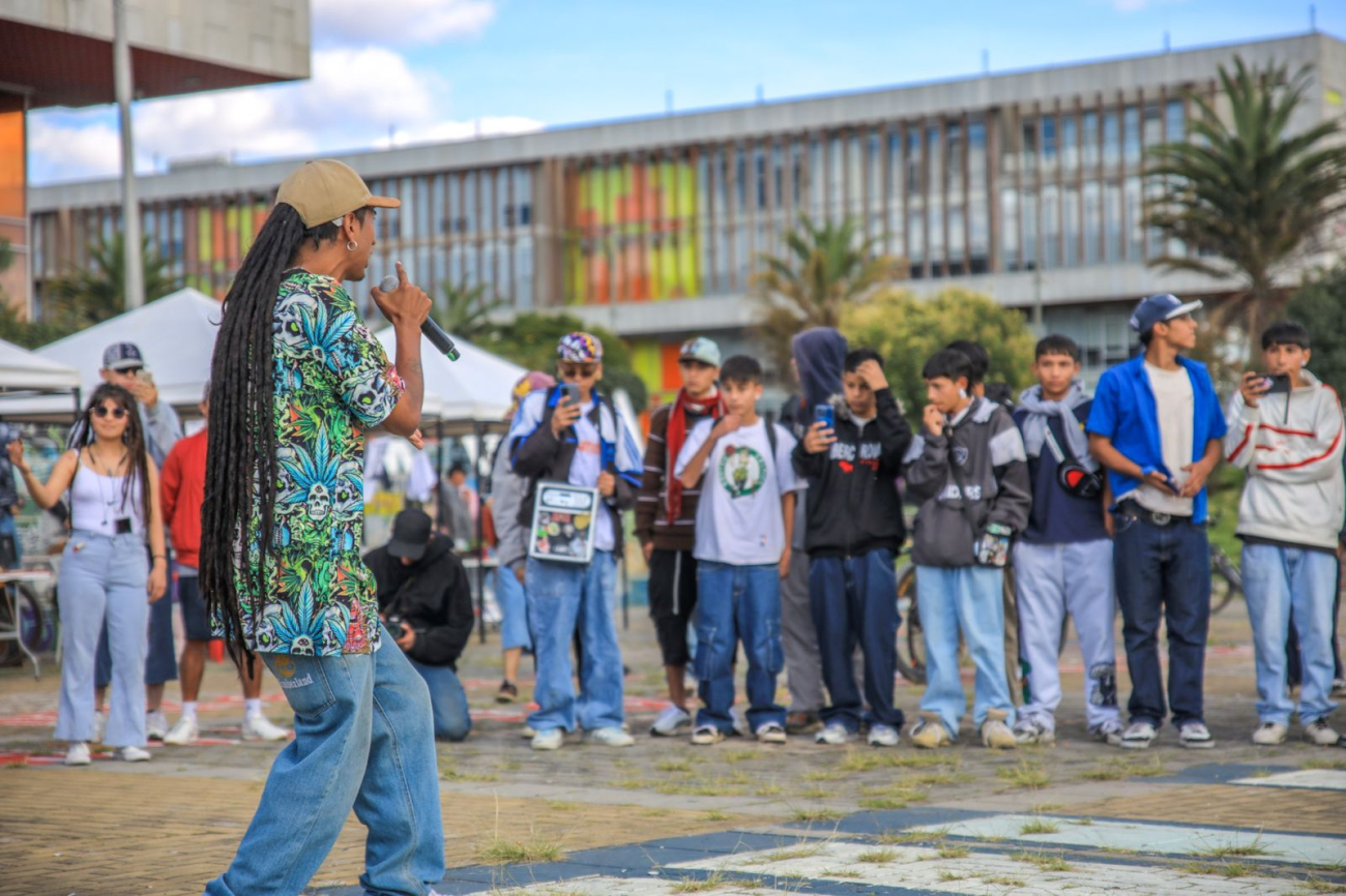 Jovenes viendo a un rapero