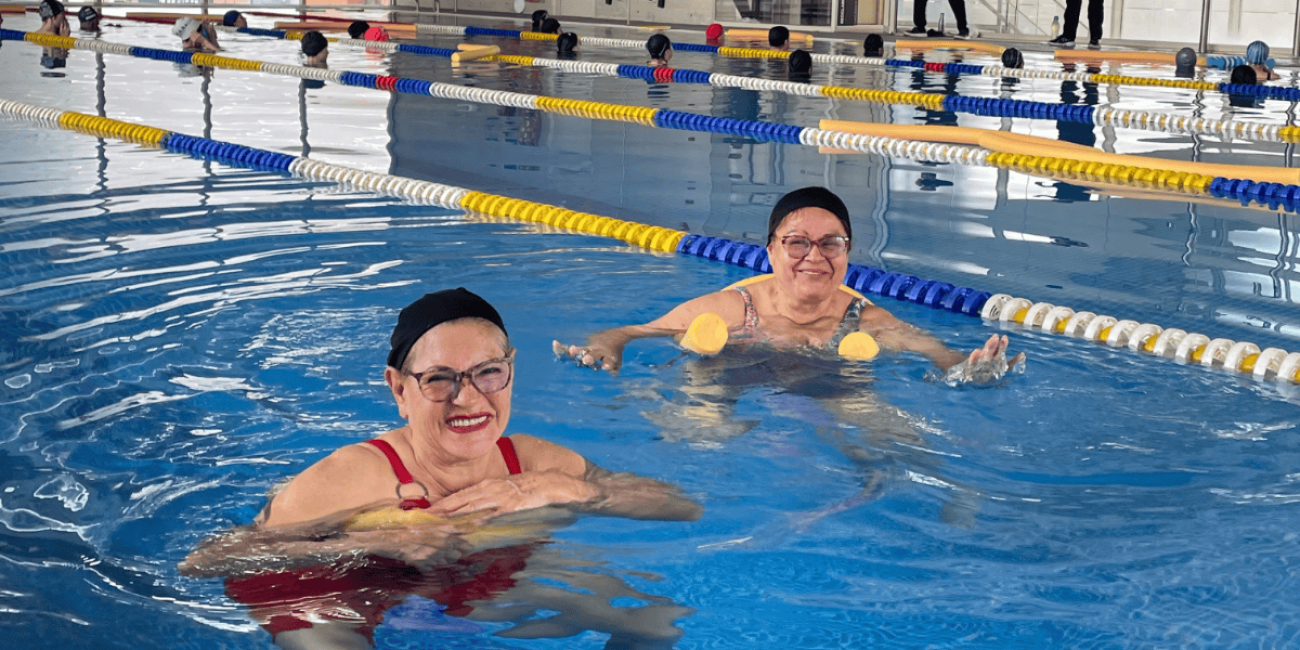 Fotografía de varias personas en la piscina del centro felicidad chapinero