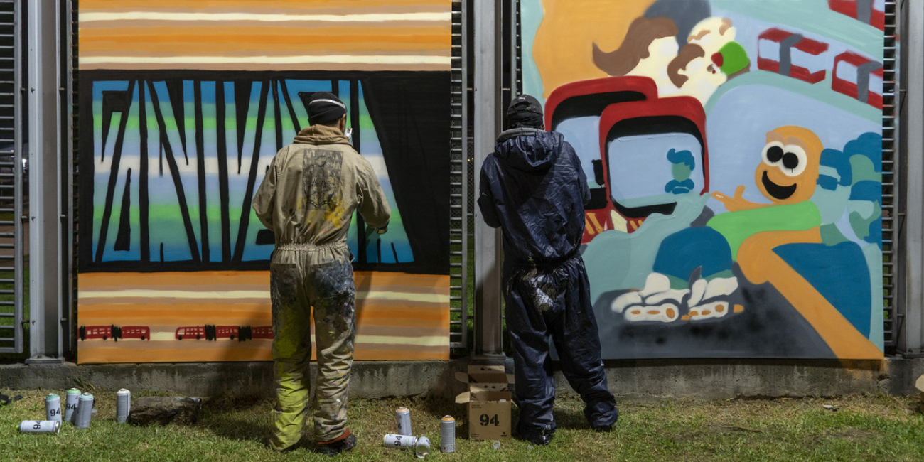 dos jovenes pintando grafiti en Bogotá
