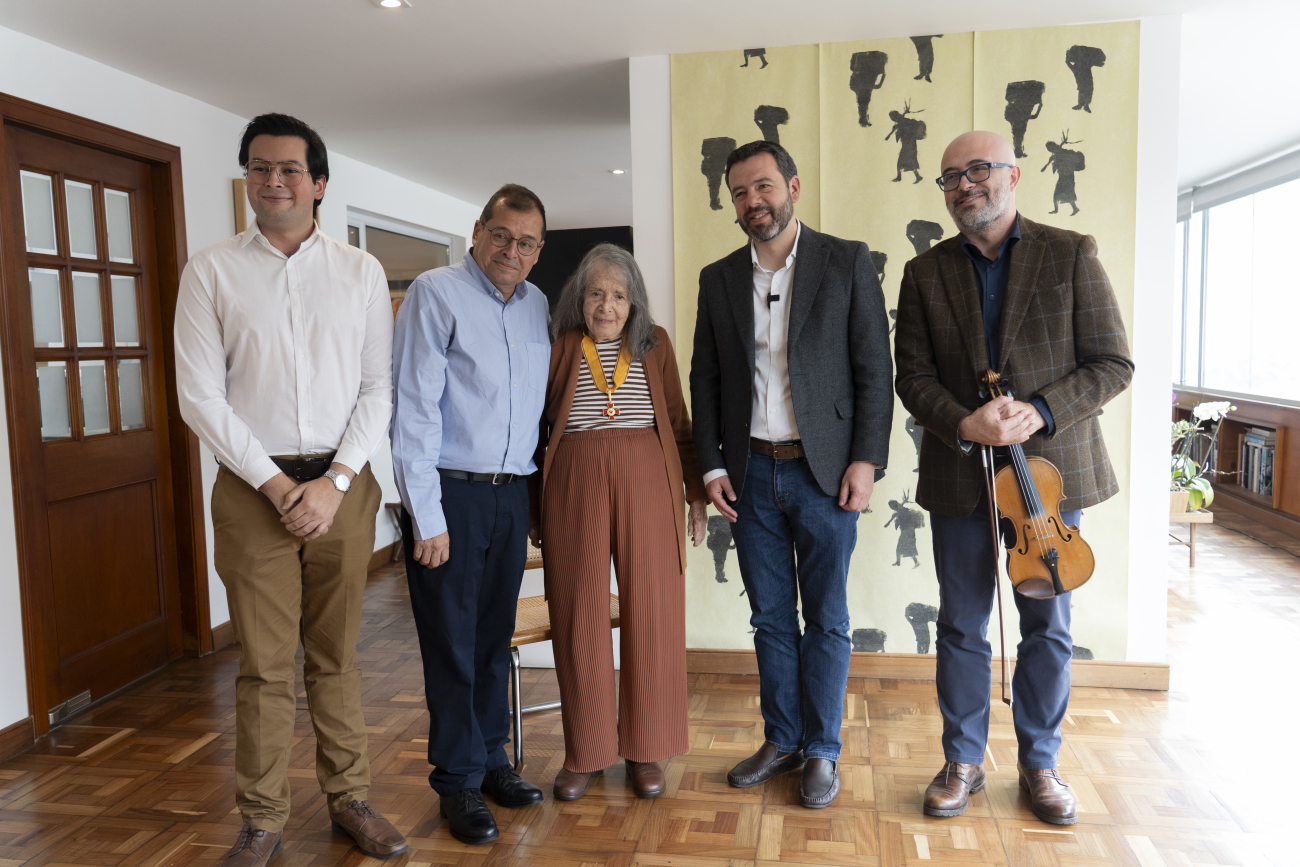 Maestra Beatriz González con sus hijos, alcalde Carlos Fernando Galán y Secretario de Cultura, Santiago Trujillo