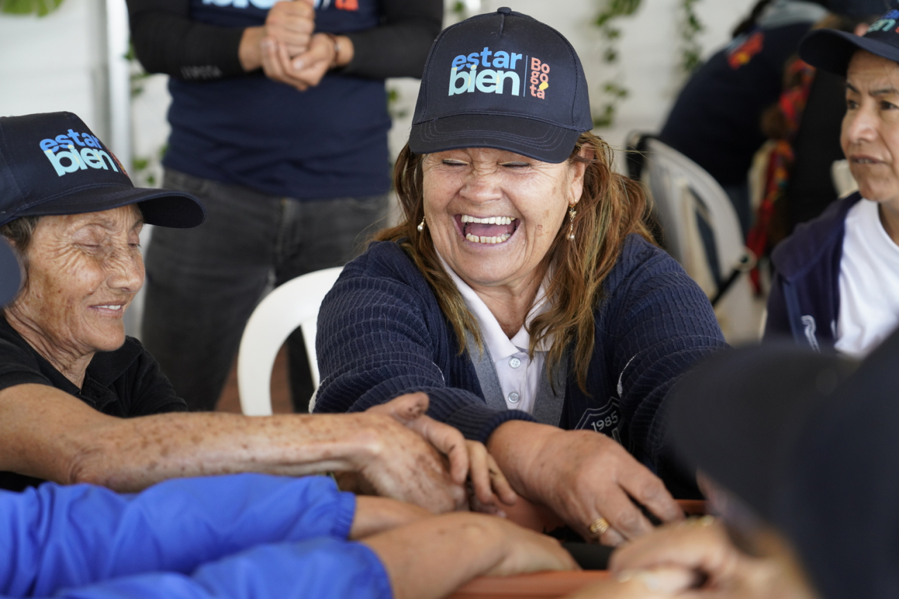 personas mayores departiendo juntas