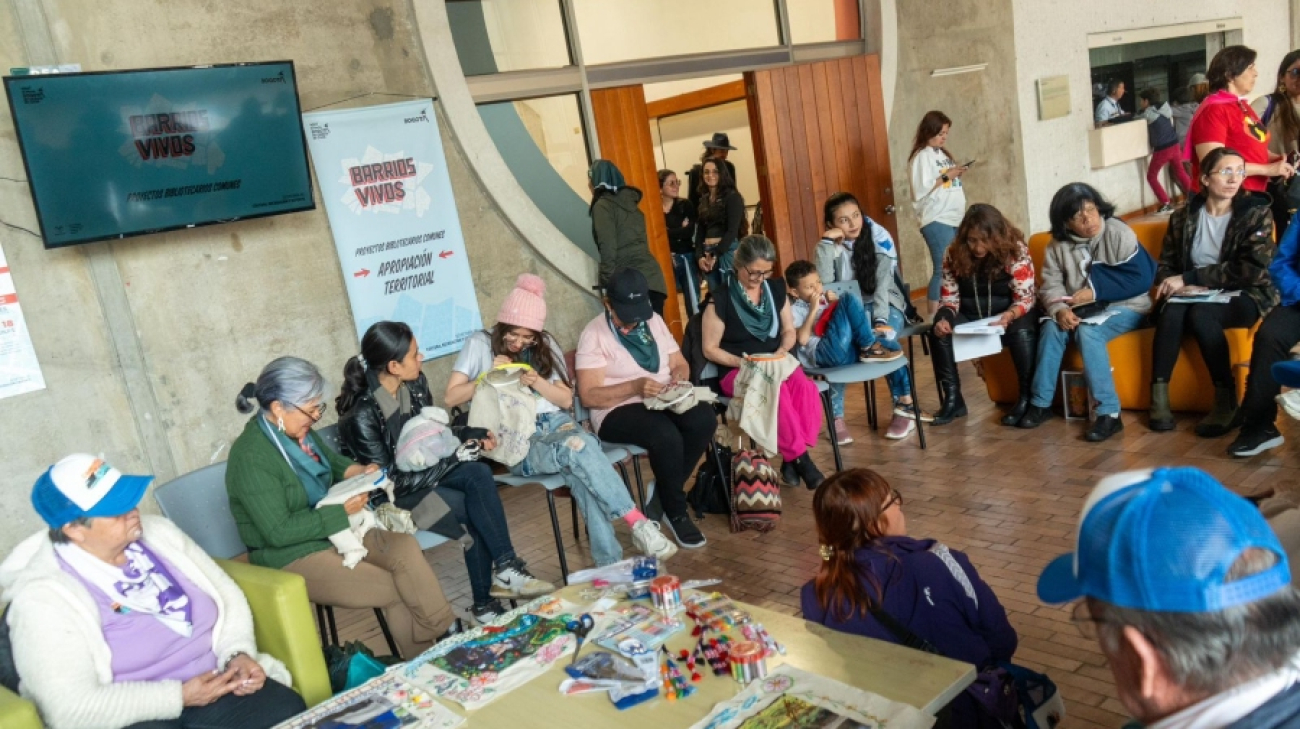 personas en una biblioteca