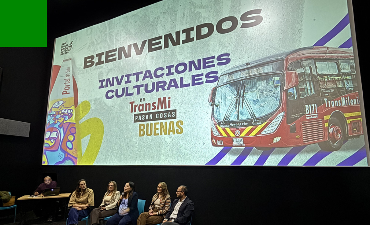 personas reunidas en cinemateca