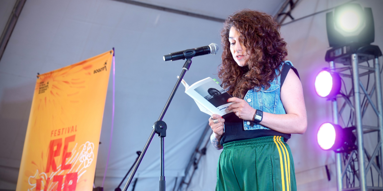 Persona declamando poesia en una tarima