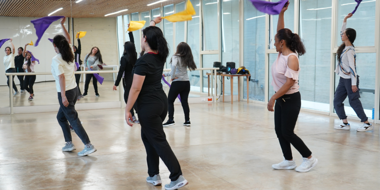 Fotografía de personas bailando en el aula de danza