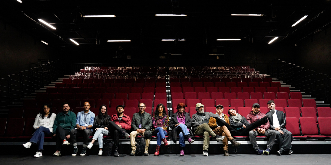 personas reunidas en teatro