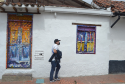 Mural de la Candelaria con las puertas y ventanas pintadas