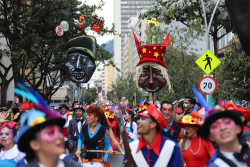 Máscaras  en desfile de comparsas