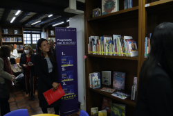 Directora de FUGA Margarita Díaz en stand de libros
