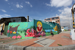 Mural con niña y flores