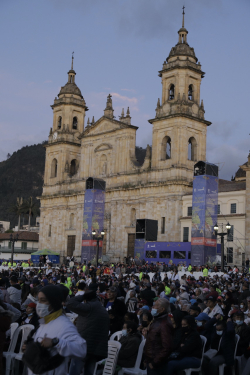 Catedral de Bogotá y gente en público