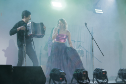Adriana Lucía  con acordeonero cantando