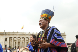 Indígena toca instrumento