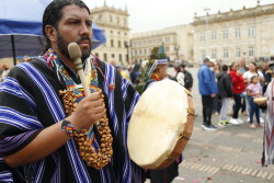 Indígena toca tambor