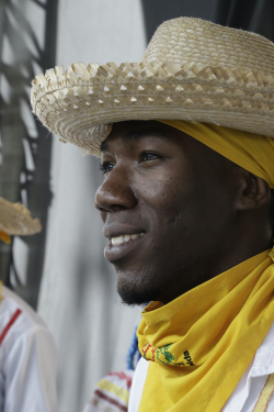 Hombre afro con sombrero y traje tradicional