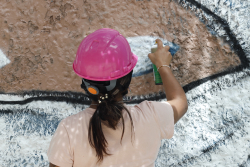 Chica pintando grafiti