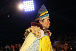 Mujer indígena con traje tradicional en pasarela