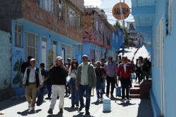 lideres culturales caminan por corredor cultural en Ciudad Bolívar
