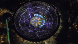 plano general de Plaza cultural Santamaría-  con escenario lleno - evento de navidad