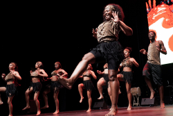 mujer afro bailando en tarima