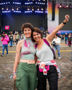 dos mujeres en concierto