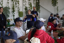 personas mayores departiendo juntas