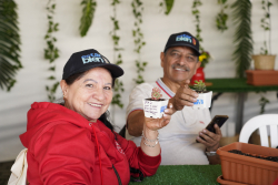 personas mayores departiendo juntas