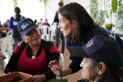personas mayores departiendo juntas