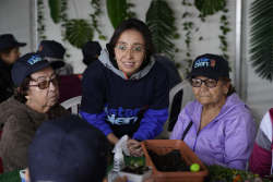 personas mayores departiendo juntas