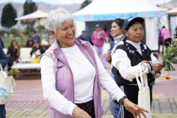 personas mayores departiendo juntas