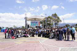 personas mayores departiendo juntas