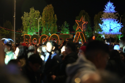plaza iluminada en Navidad