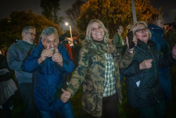 personas compartiendo en cuadras navideñas