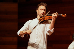 Músico interpretando el violín en un teatro