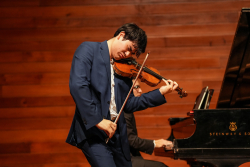 Músico interpretando el violín en un teatro
