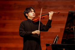 Músico interpretando el violín en un teatro