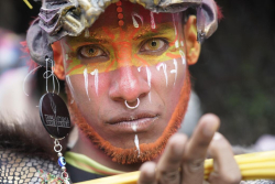 artistas en desfile navideño