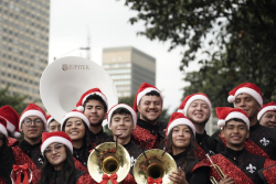 artistas en desfile navideño