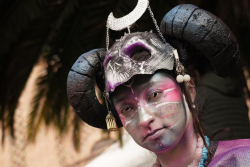 artistas en desfile navideño