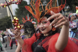 artistas en desfile navideño