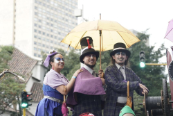 artistas en desfile navideño